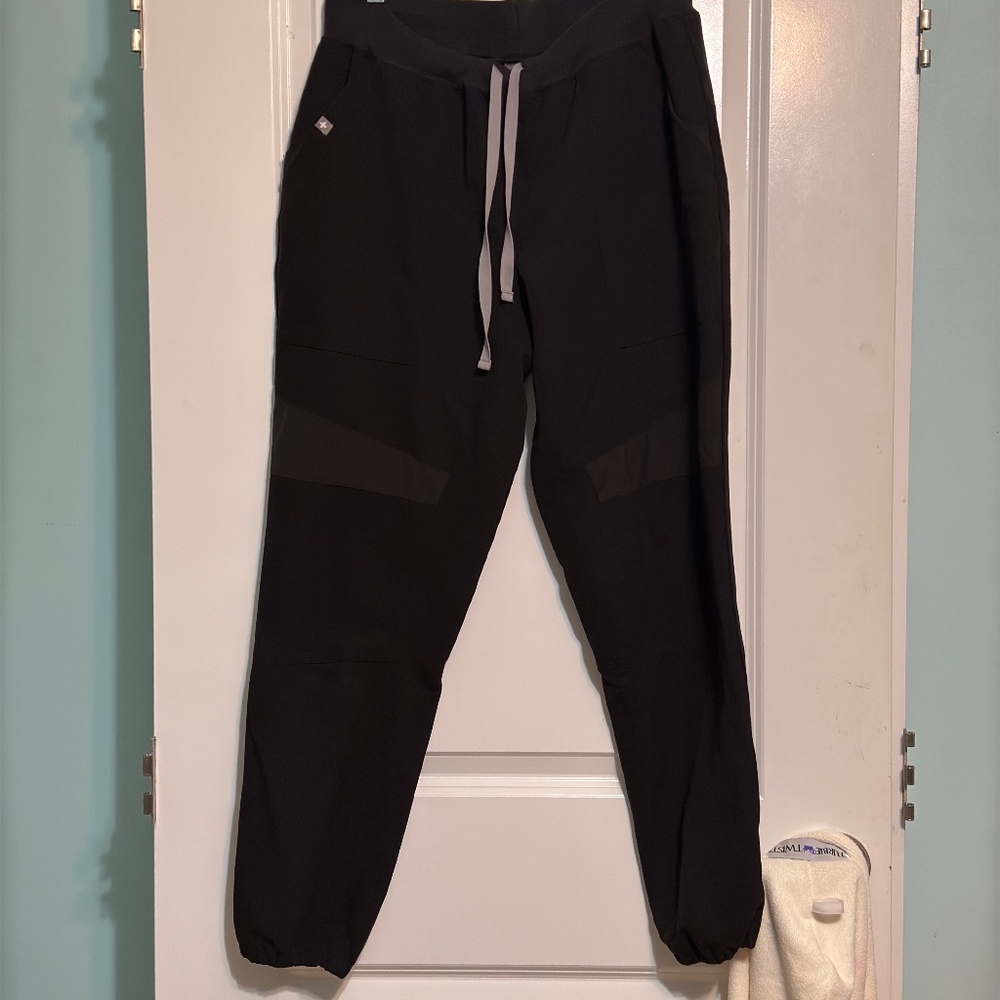 FIGS black jogger scrub pants